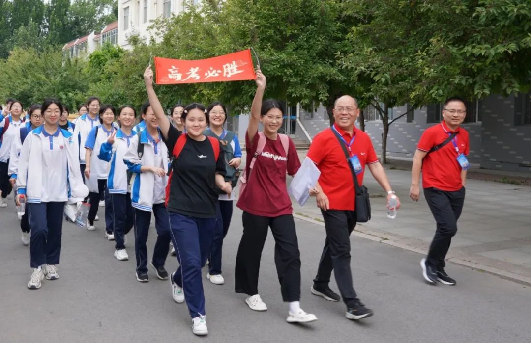 高考第一天!看潍坊学子乘风破浪!