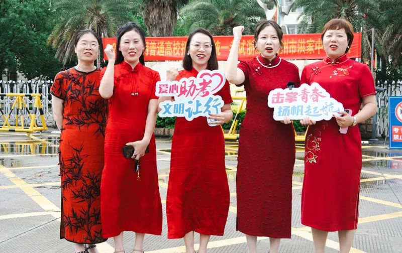 7点30分左右,洪家中学考点校门口,5位洪家中学高三(14)班的妈妈们穿着