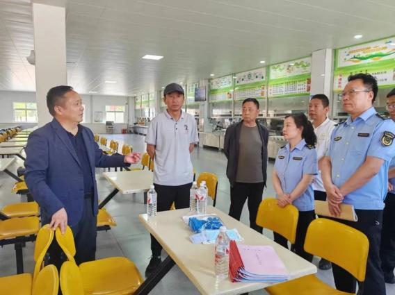 张立明一行,先后到黄陵中学考点,黄陵党校监考老师驻点,详细了解学校