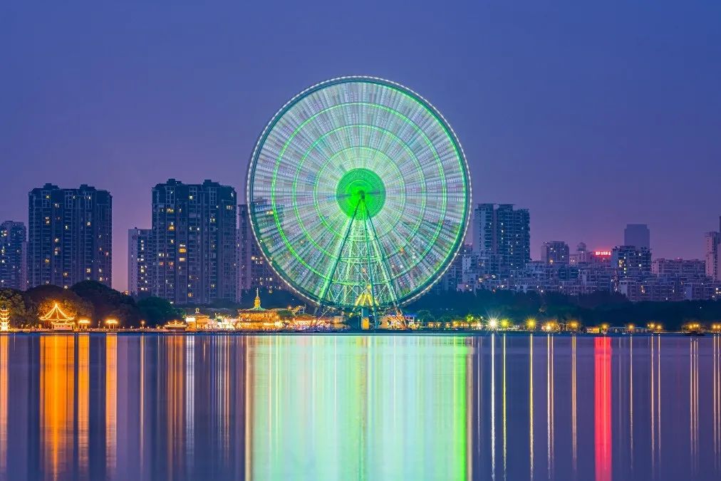 在灯火的映衬下静谧如诗远处的蠡湖大桥,摩天轮光影变幻 霓虹闪烁