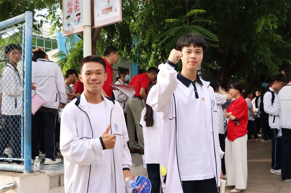 考生为自己加油打气(钟玉莹 摄)上午8点,记者在昌江中学考点看到,考生