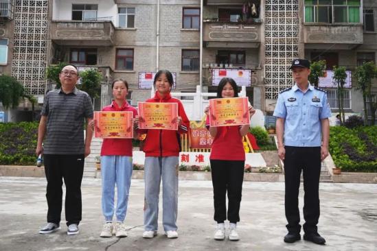 雪瑶,洪瑜钗给六年级4班的利用课间升旗仪式来到大关县笔山小学昭通大