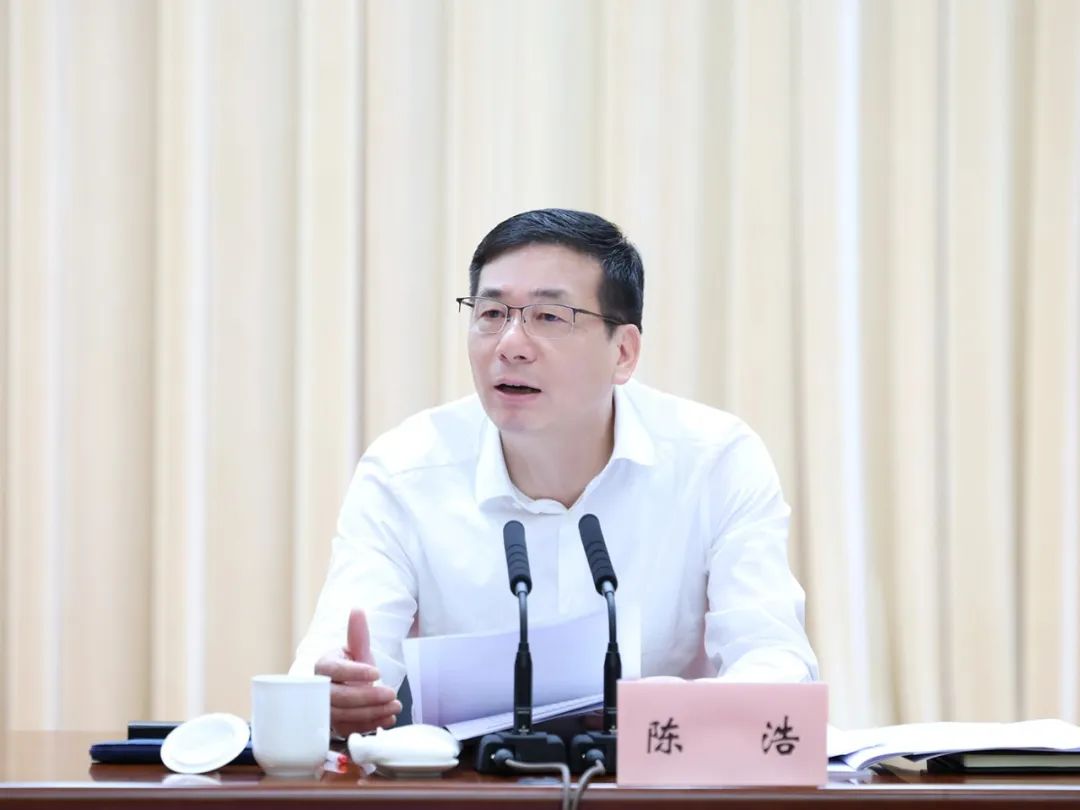 市委副书记,市长洪湖鹏主持会议.市领导梅梓华,石一婷,李全明等出席.