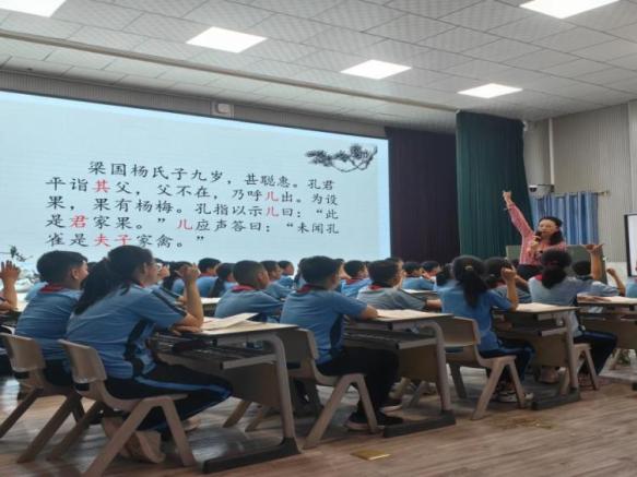 肖俊,程静芳,刘芳三位专家在泽普县第五中学分别面向初中物理,化学