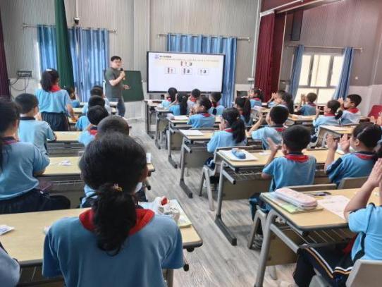 践行师风师德5月16日下午,在泽普县第二中学开展了闵泽德研思政联合体