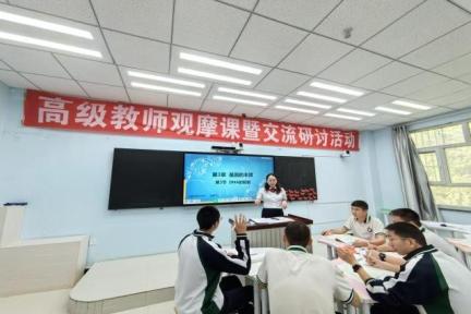 精彩的讲座;周莺,张渺两位专家在泽普县第二中学分别面向高中思想政治