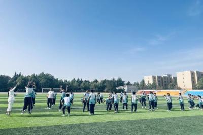 精彩的讲座;周莺,张渺两位专家在泽普县第二中学分别面向高中思想政治