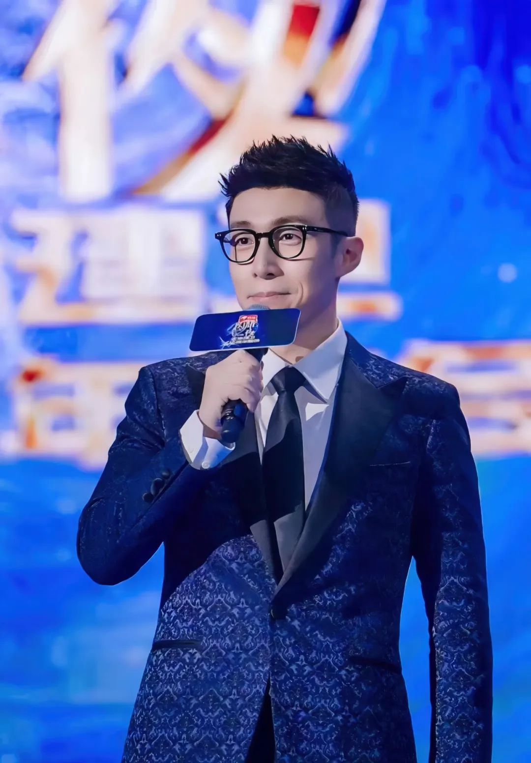 赵巍2012年中国广播电视节目主持人的最高荣誉"金话筒"奖获得者:黑丹