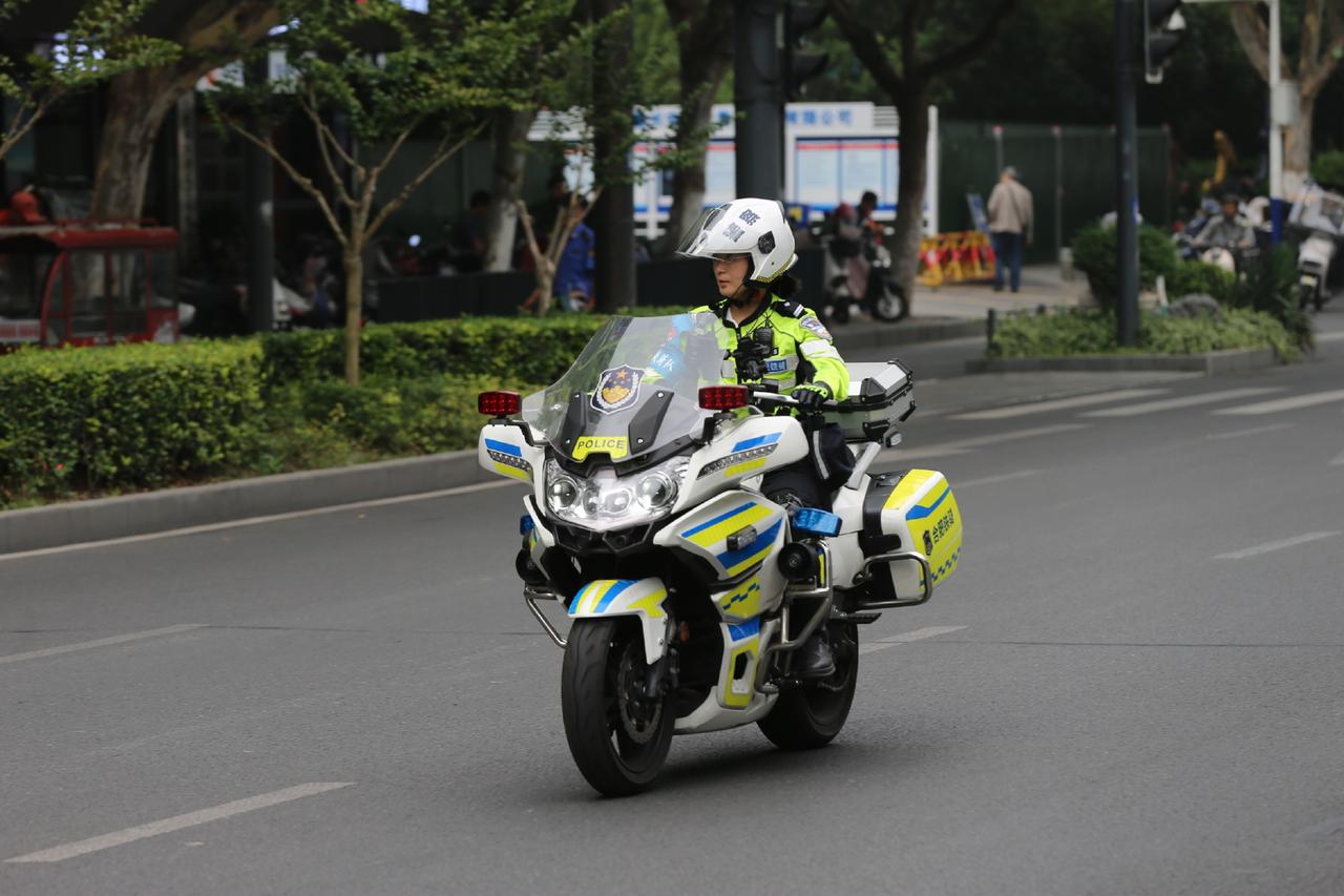 桐城路校区等考点设置固定岗,巡逻岗维护周边道路交通秩序,引导送考