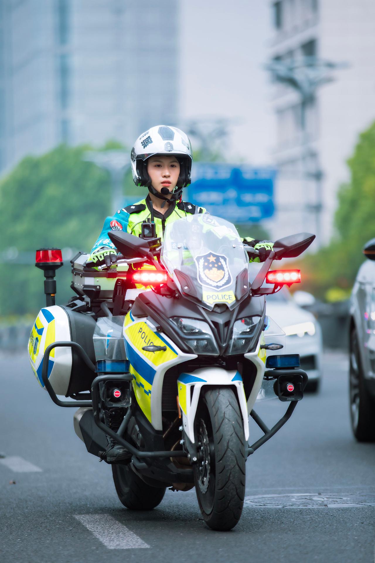 桐城路校区等考点设置固定岗,巡逻岗维护周边道路交通秩序,引导送考