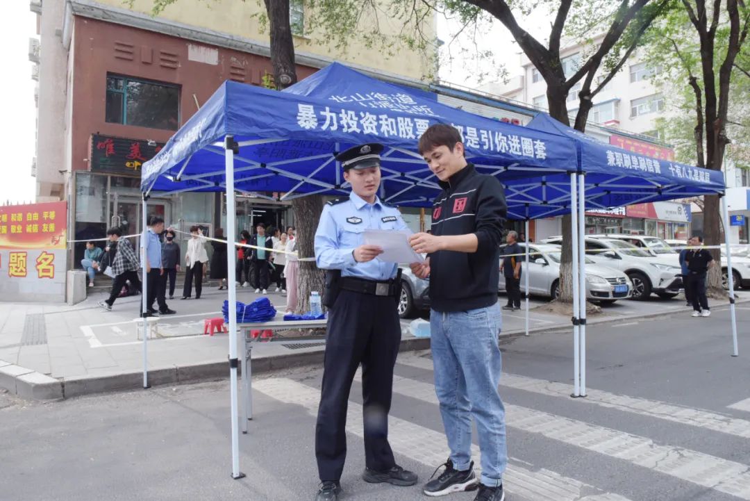 "警"随高考丨"防诈亭""提醒兜"守护百姓"钱袋子"   延吉市公安局防诈