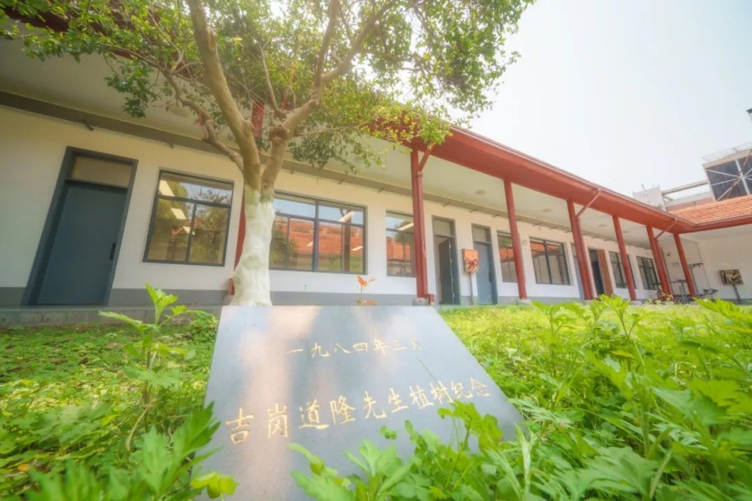 一角拾起一枚桂花正式更名为"湖南大学设计艺术学院"2003年7月1992年