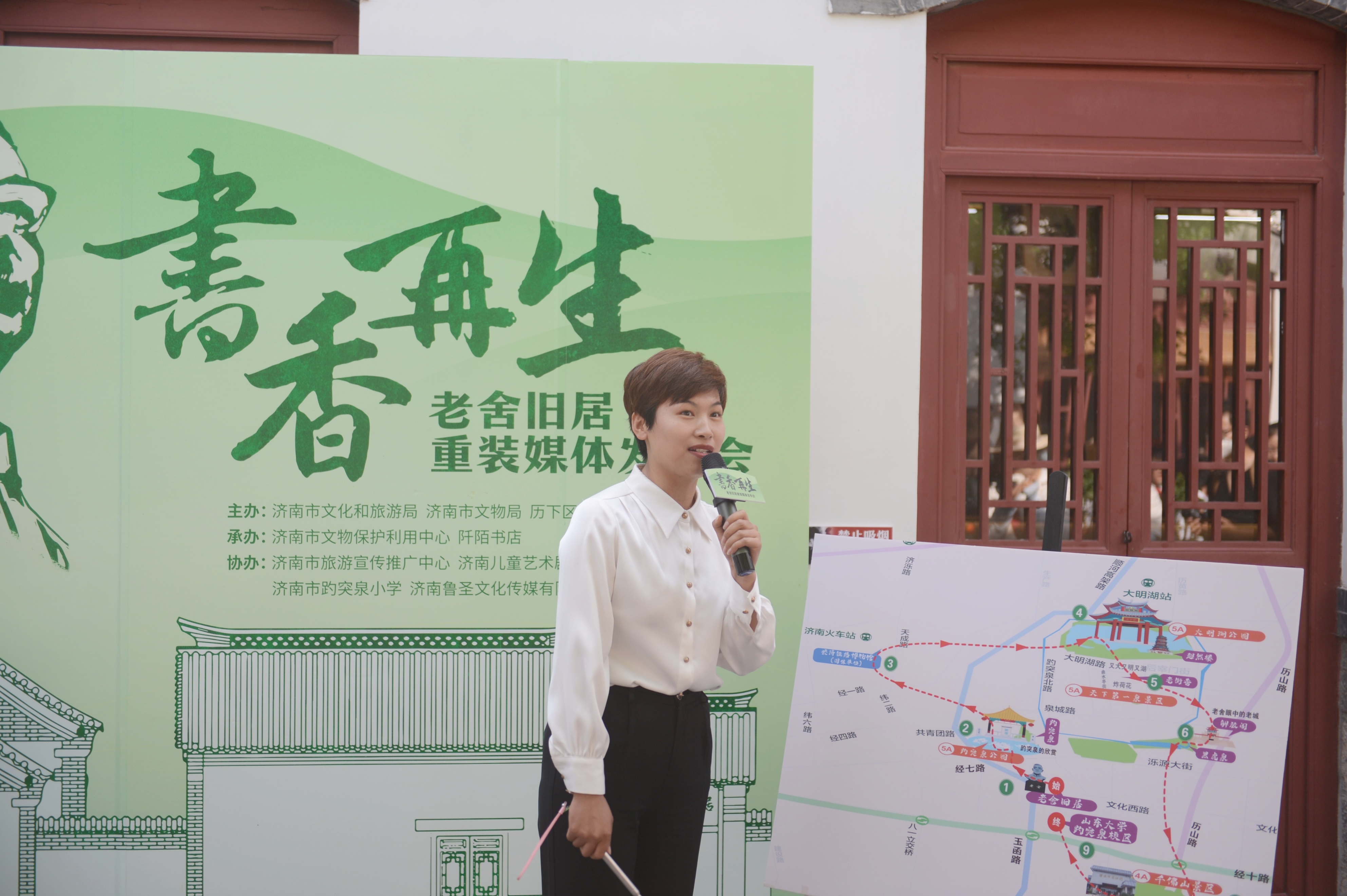 中国邮政济南分公司将同学们的绘画作品制作成了明信片,活动现场,主办