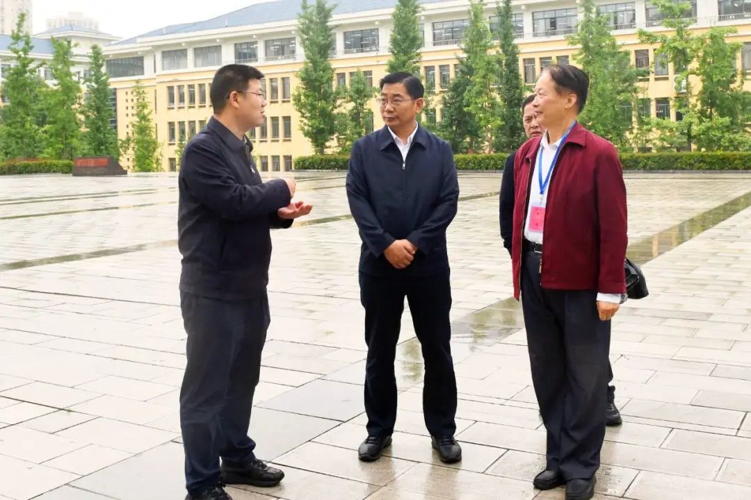 杨承新到镇雄县开展高考巡考工作时强调 用心用情做