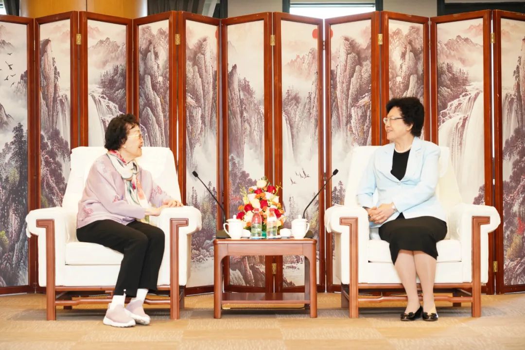 李斌会见我会名誉理事张素久