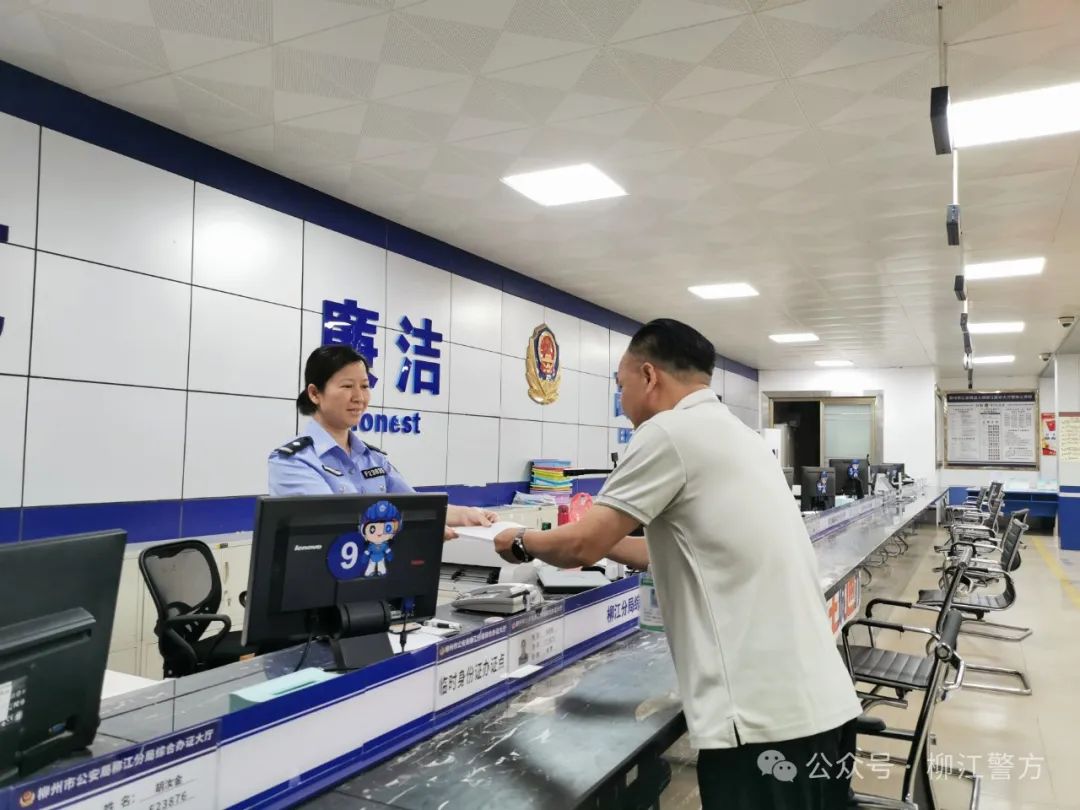 柳江警方接到柳江中学老师电话求助,称一名考生突然找不到准考证和