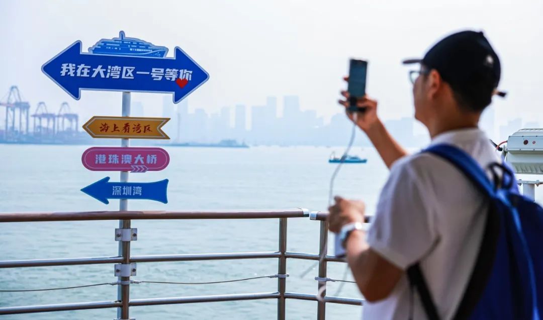 为满足游客先睹为快的观光需求,深圳蛇口邮轮母港6月逢周五特别推出