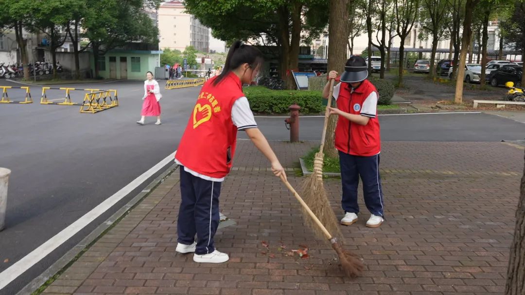 学生志愿者清扫校园在考点周边多家爱心企业设立爱心服务点为广大考生