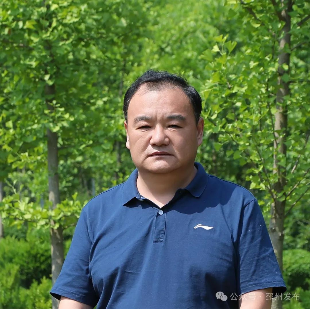 黄杨林中生雀舌五黑鸡群产"零"蛋官湖镇大杨庄村让我们一起来看看他们