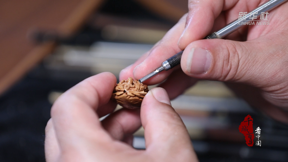 新华社聚焦潍坊核雕:方寸之间 气象万千