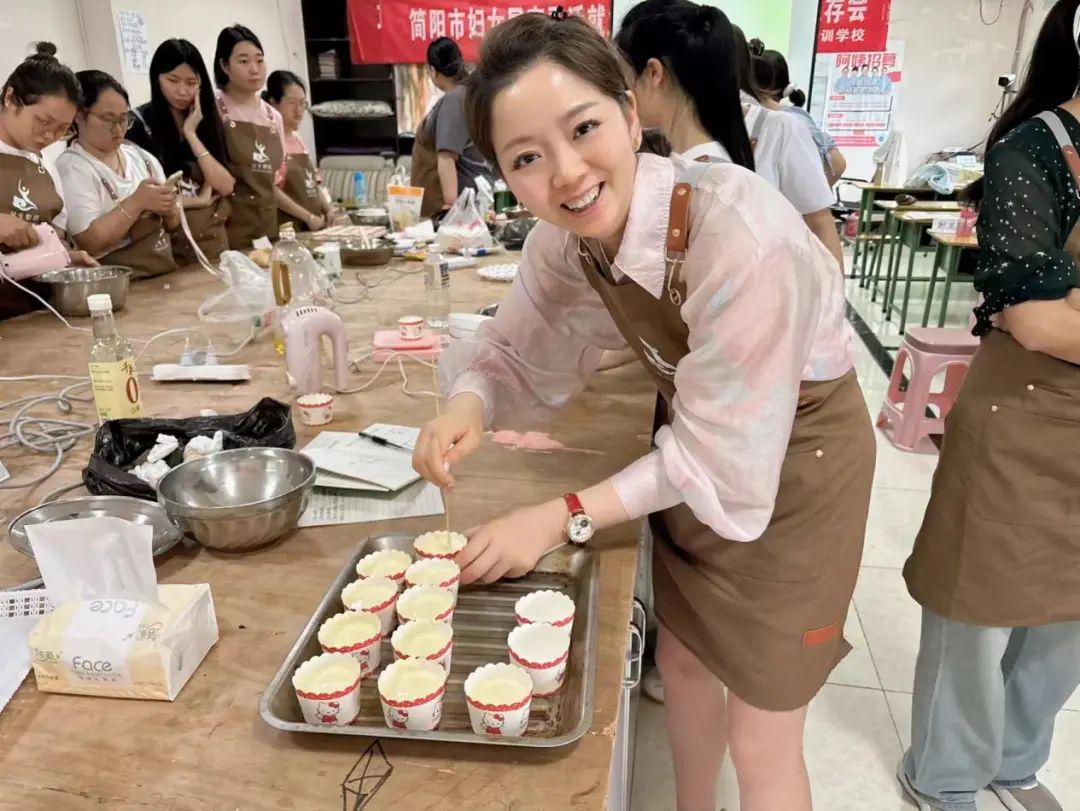 市妇联与市就业服务中心联合举办西式面点师培训圆满结业