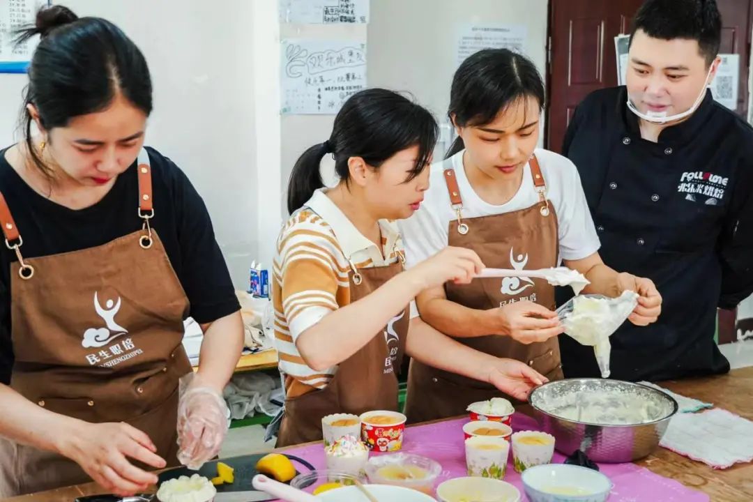 市妇联与市就业服务中心联合举办西式面点师培训圆满结业