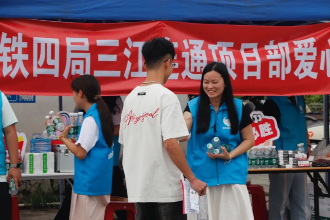 施工3标项目部青年志愿者在揭阳一中榕江新城学校考点搭建服务站点,为