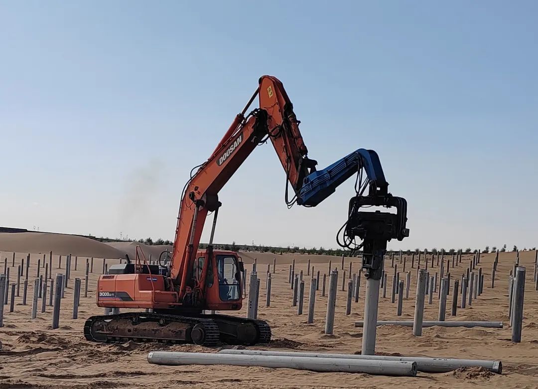 达拉特经济开发区增量配电网绿色供电项目作业现场,打桩机正在打桩.