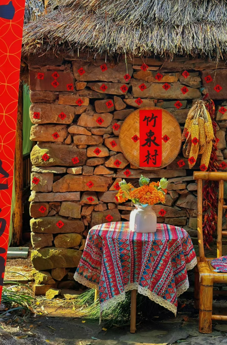 竹泉村旅游区2地址:红石寨旅游度假区红石寨景区依托"山,水,天,石"的