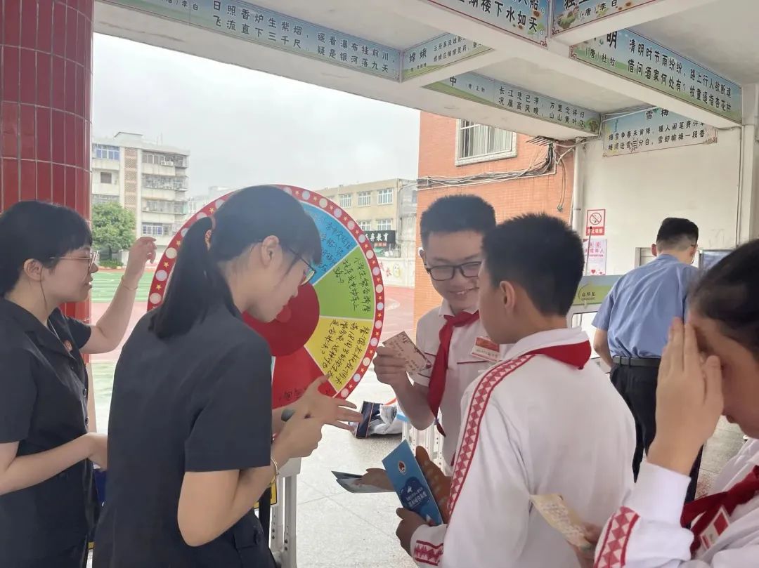 游园会设置了游戏区和普法区,让学生们在玩中学,学中用,进一步增强