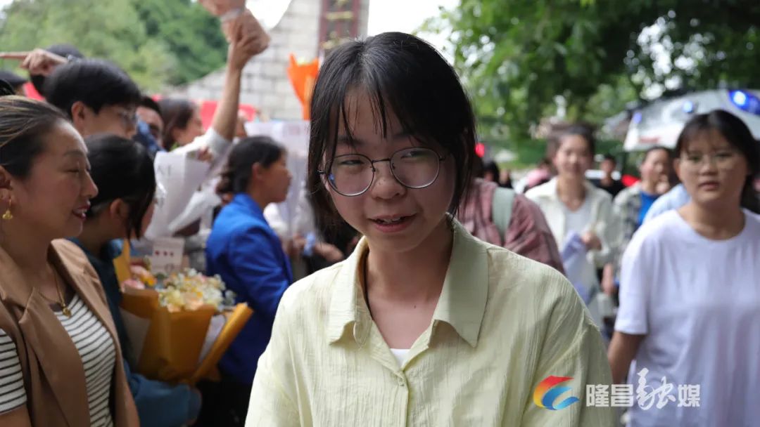 隆昌二中考点学生考完了,很开心,暑假终于来了!