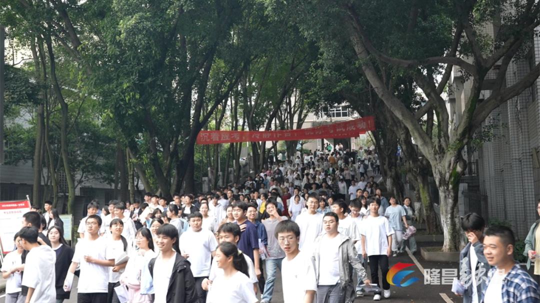 刚刚,高考结束啦!实拍考场外的一幕幕