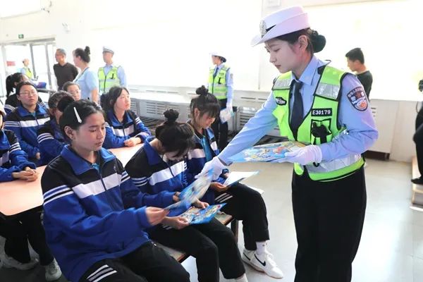 知危险 会避险|梅河新区交警走进梅河口中等专业学校开展"一盔一带"