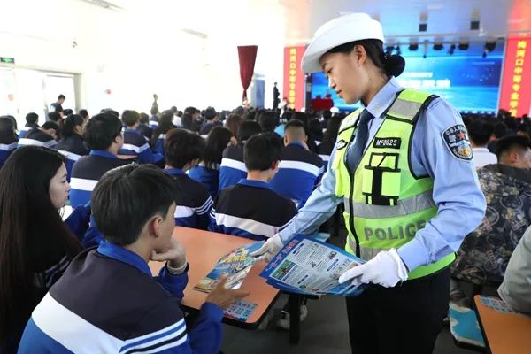 知危险 会避险|梅河新区交警走进梅河口中等专业学校开展"一盔一带"
