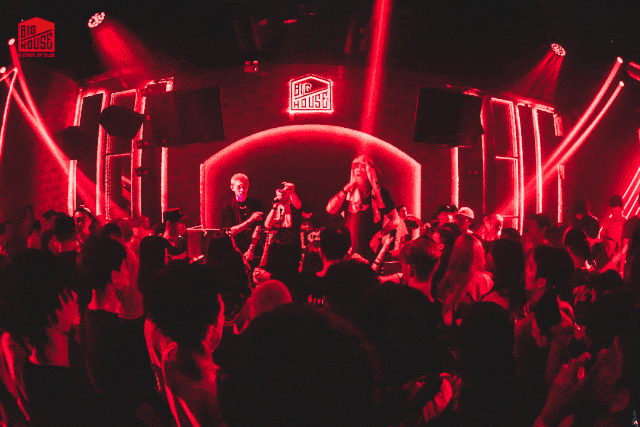 很多同学都想去夜店蹦迪狂欢,也想去酒吧把酒言欢,总认为这是减压的