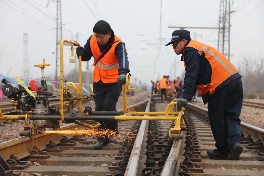 凭借精湛的专业技能和严谨的工作态度,确保铁路基础设施的稳固可靠