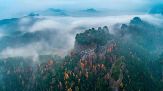 除了汉服头戴凤冠身着凤装 "粽"情一夏风情东西岩lian du03都在七子楼