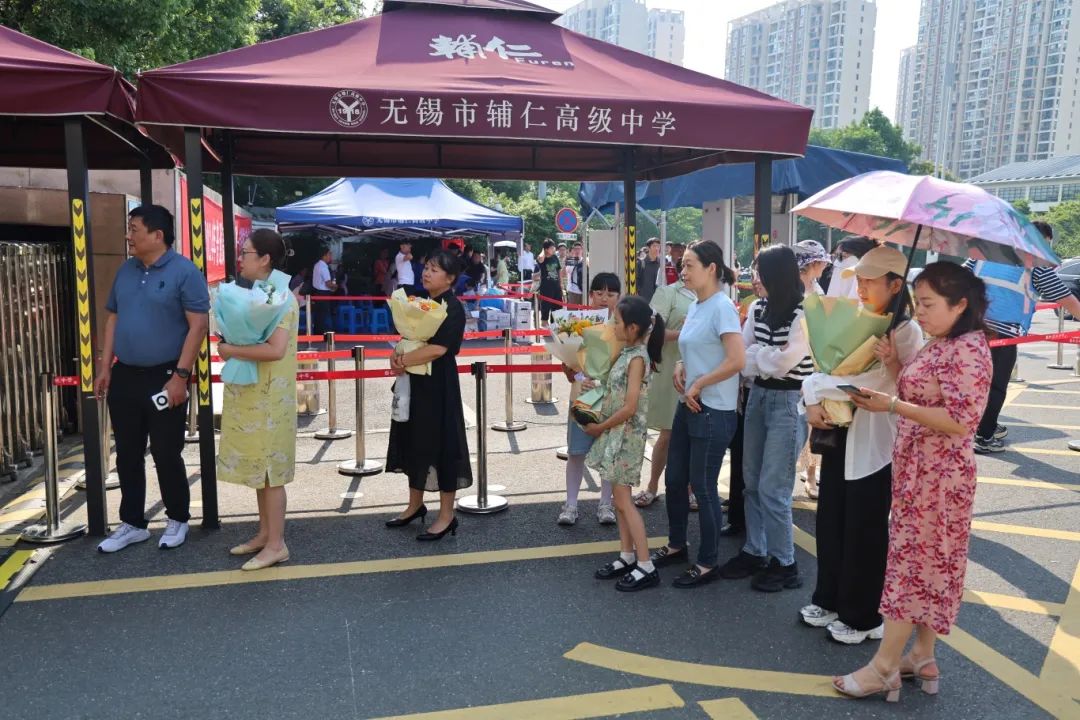 横幅,美食……考点外,接考队伍庞大考生陆续走出考场下午3:45辅仁中学