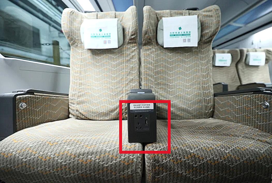原来列车上这些地方还有充电口!