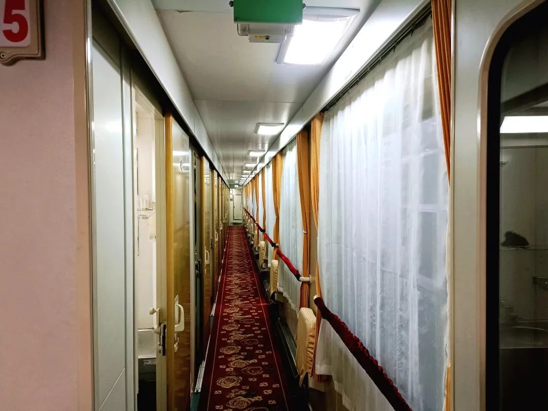 和外走廊通道内分别分布在软卧车厢内软卧车厢充电接口位于小桌板下方