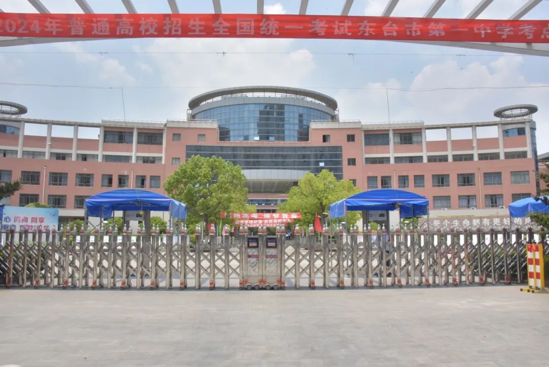 胳膊肘和试卷粘在一起的难受偌大的校园里再没有无止尽的喧哗回响终点