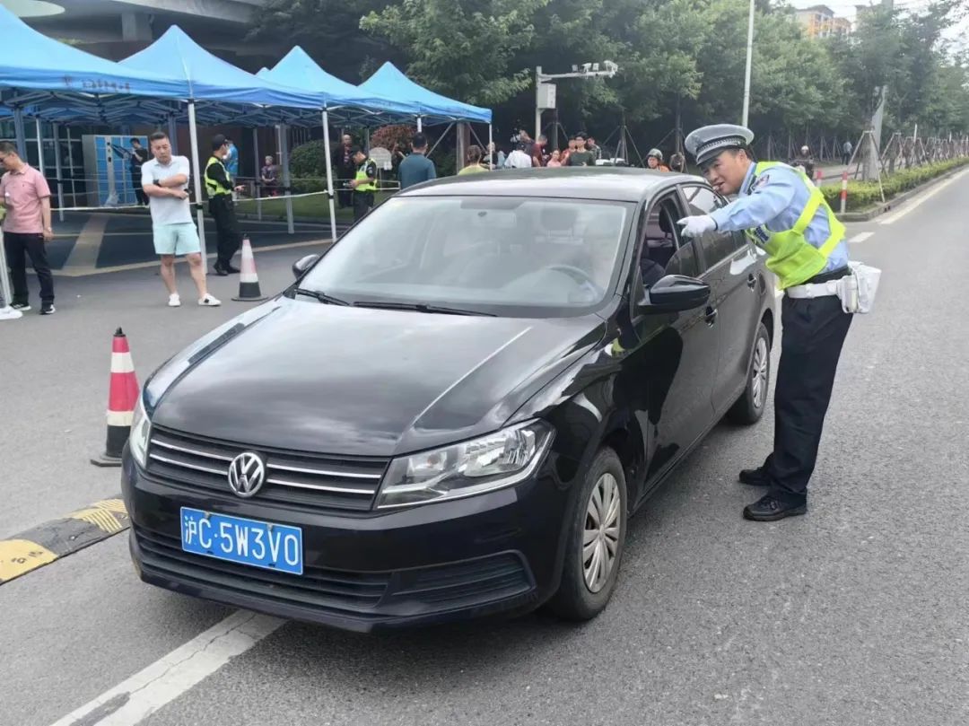 莘莘学子乘风破浪 上海奉贤公安为梦护航