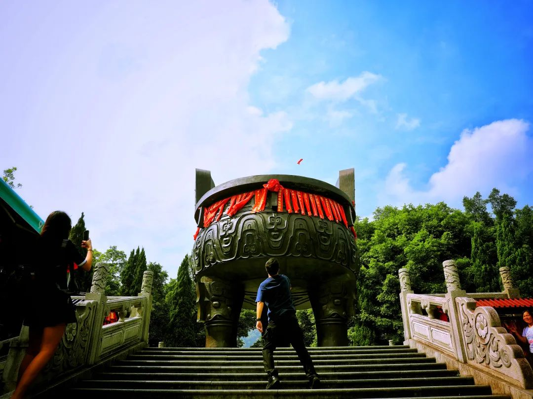 ,曾为上海大世界基尼斯之最,宝鼎园中的九龙宝鼎鼎湖山问鼎祈福或许