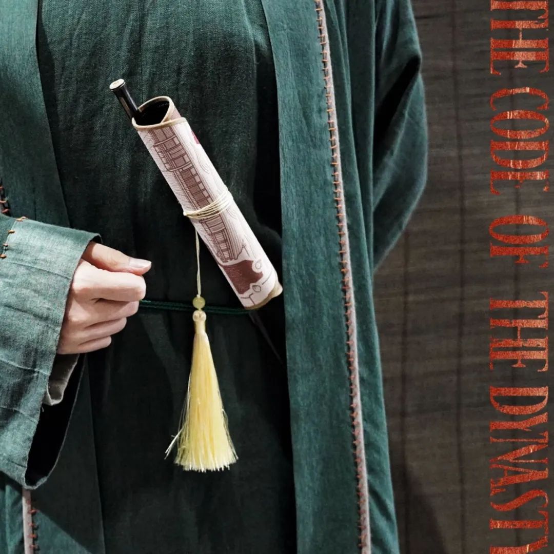 售价:68元/把佩于腰间的团扇,扇面可折叠收卷.