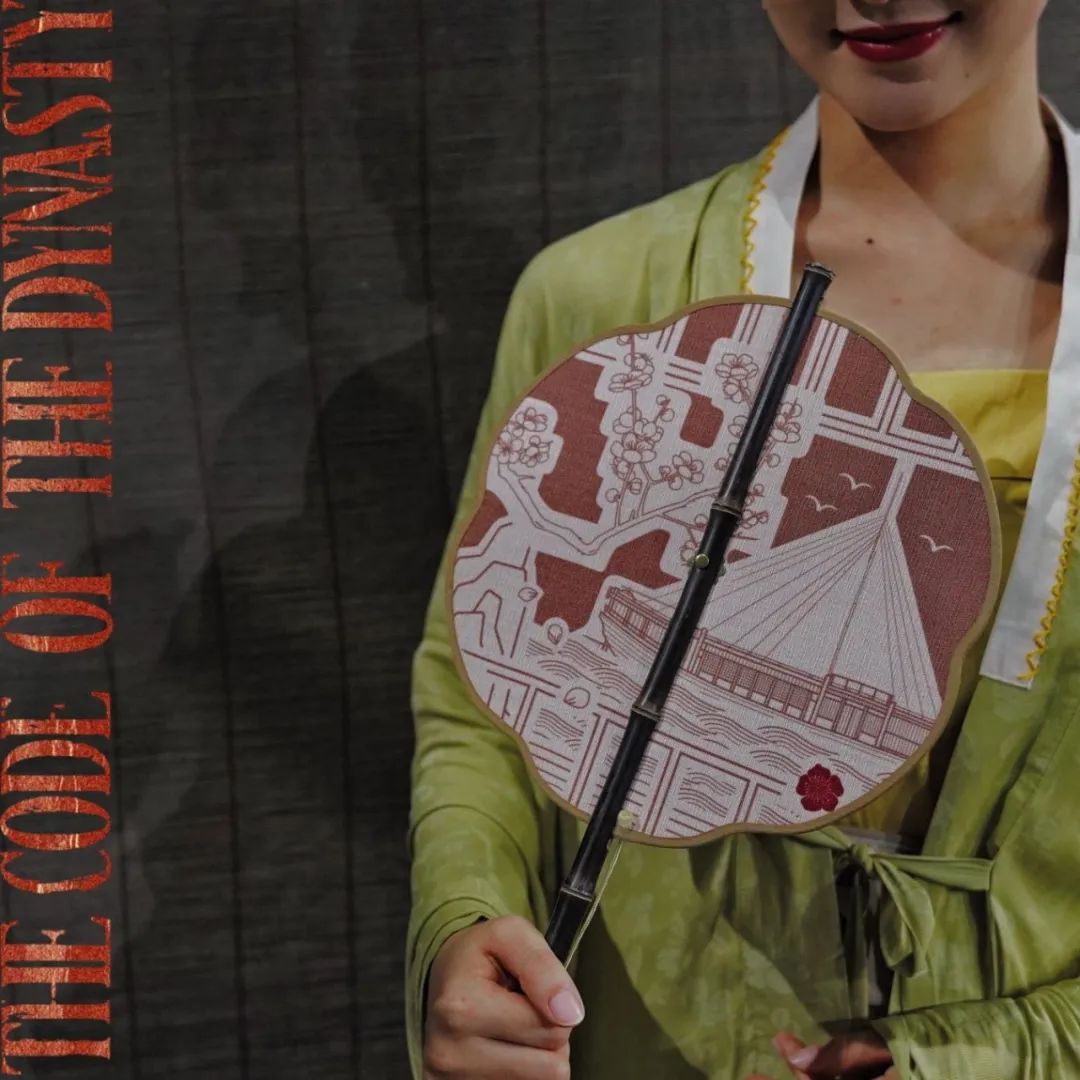 售价:68元/把佩于腰间的团扇,扇面可折叠收卷.