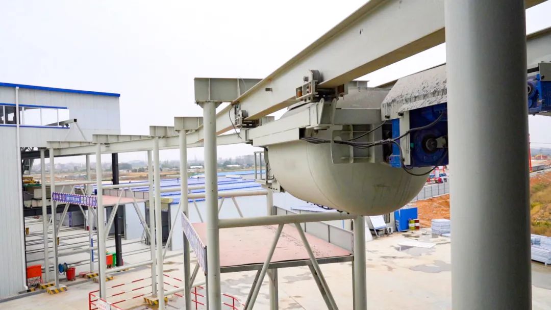 鱼雷罐在智慧梁场混凝土浇筑区白色鱼雷罐从环形轨道驶来搭配自动