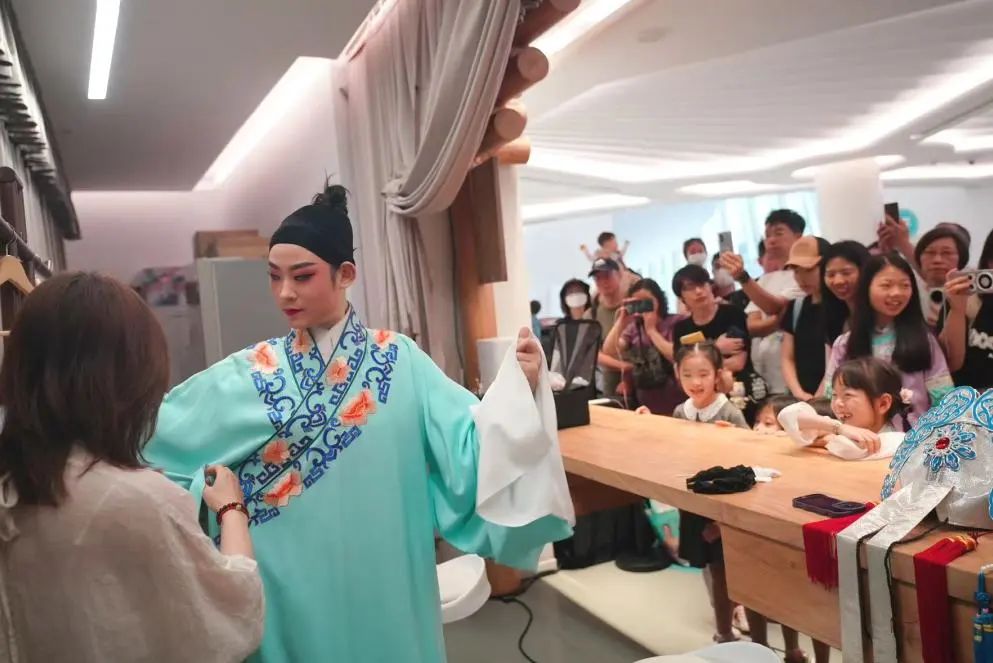 设置了"戏曲初体验"环节,到场的市民跟着专业戏曲演员练习京剧身段