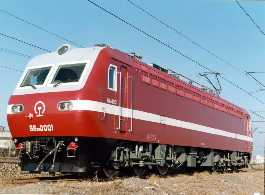 2004年,韶山7e型电力机车被铁道部确定为中国铁路第五次大提速的主型