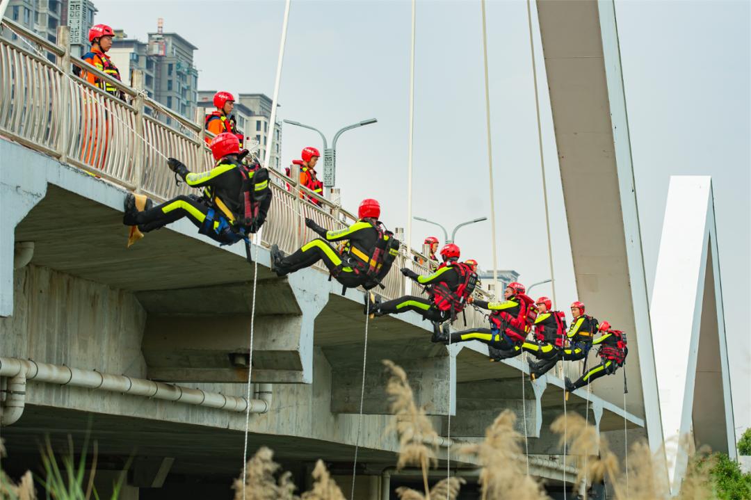 新装备新战法集中亮相!河南消防救援队伍开展防汛实战演练