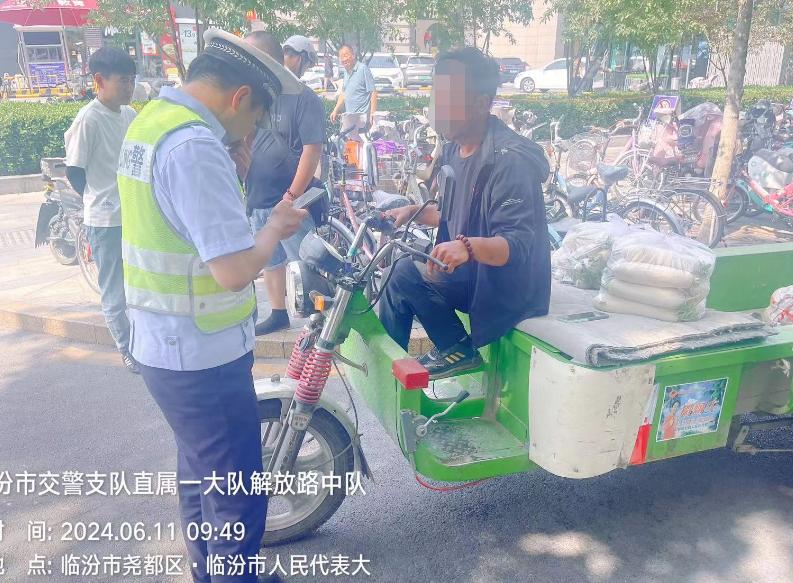 对非机动车逆向行驶,闯红灯,骑乘电动自行车及摩托车,三轮车不佩戴